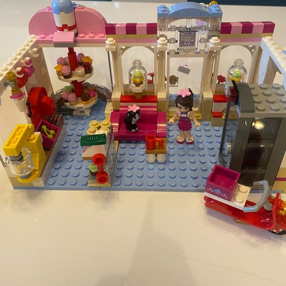 LEGO Friends Heartlake Cupcake Cafe 41119 Building complete set & instructions - Picture 4 of 10